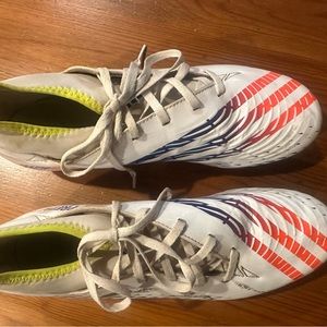 PREDATOR EDGE.4 FLEXIBLE GROUND SOCCER CLEATS